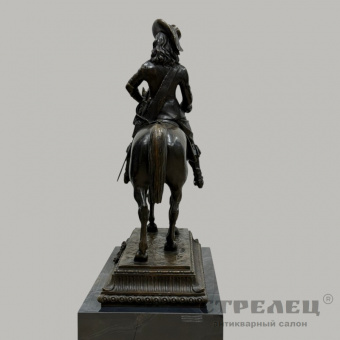 фото — бронзовая статуя «карл i верхом на коне». европа, 19 век